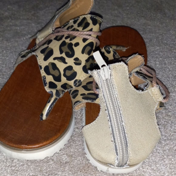 Sandles - Picture 2 of 3